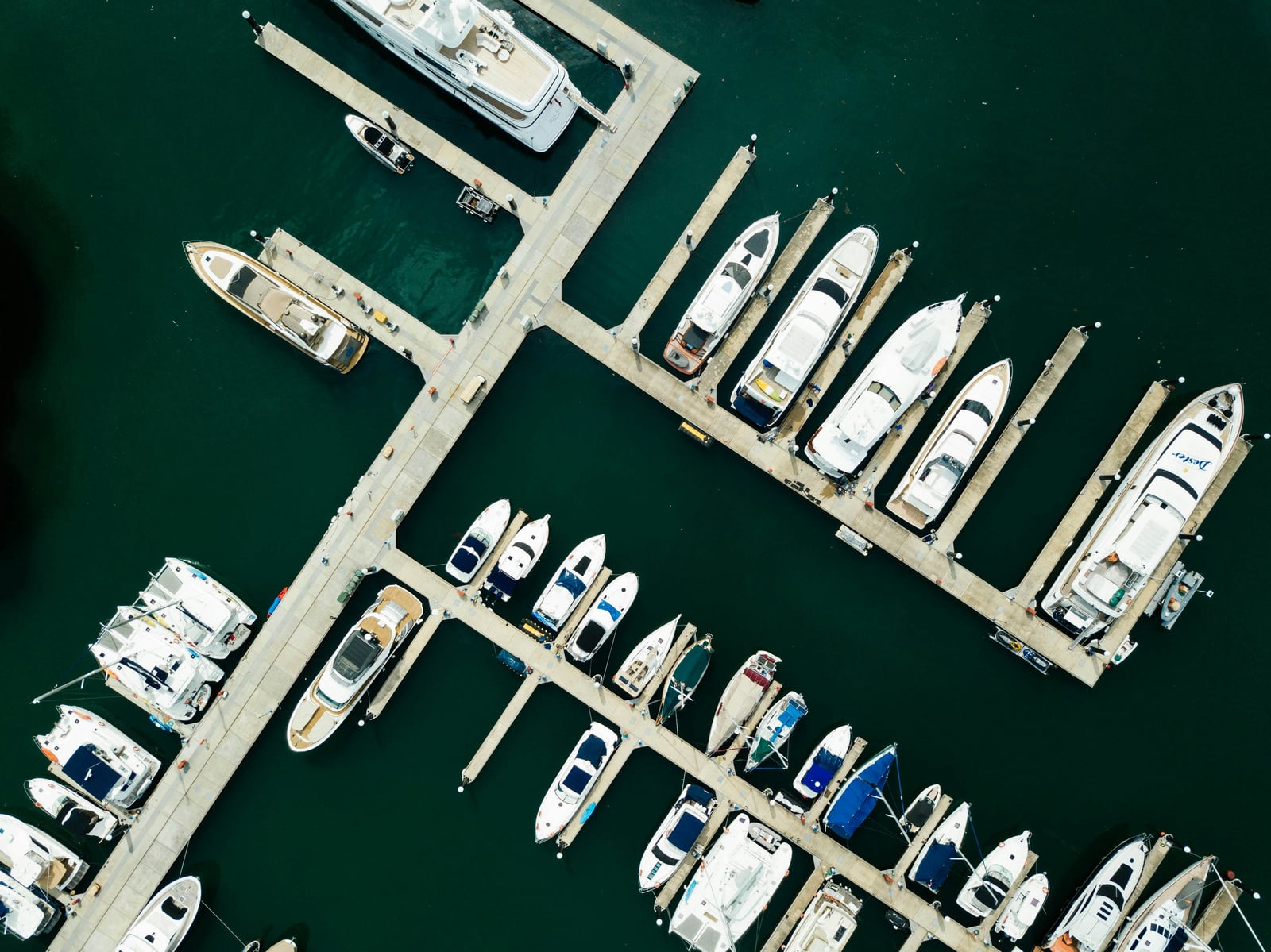 Vue aérienne des quais d'une marina avec des bateaux