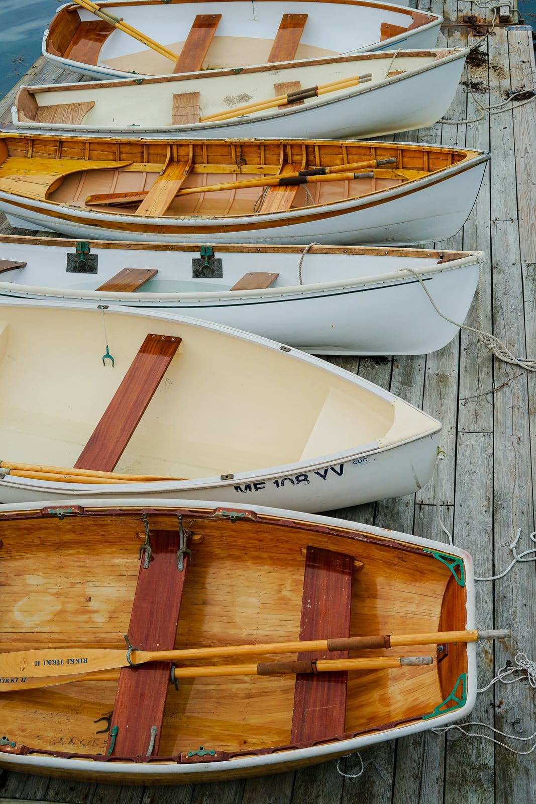 Bateaux en bois classiques amarrés à un quai