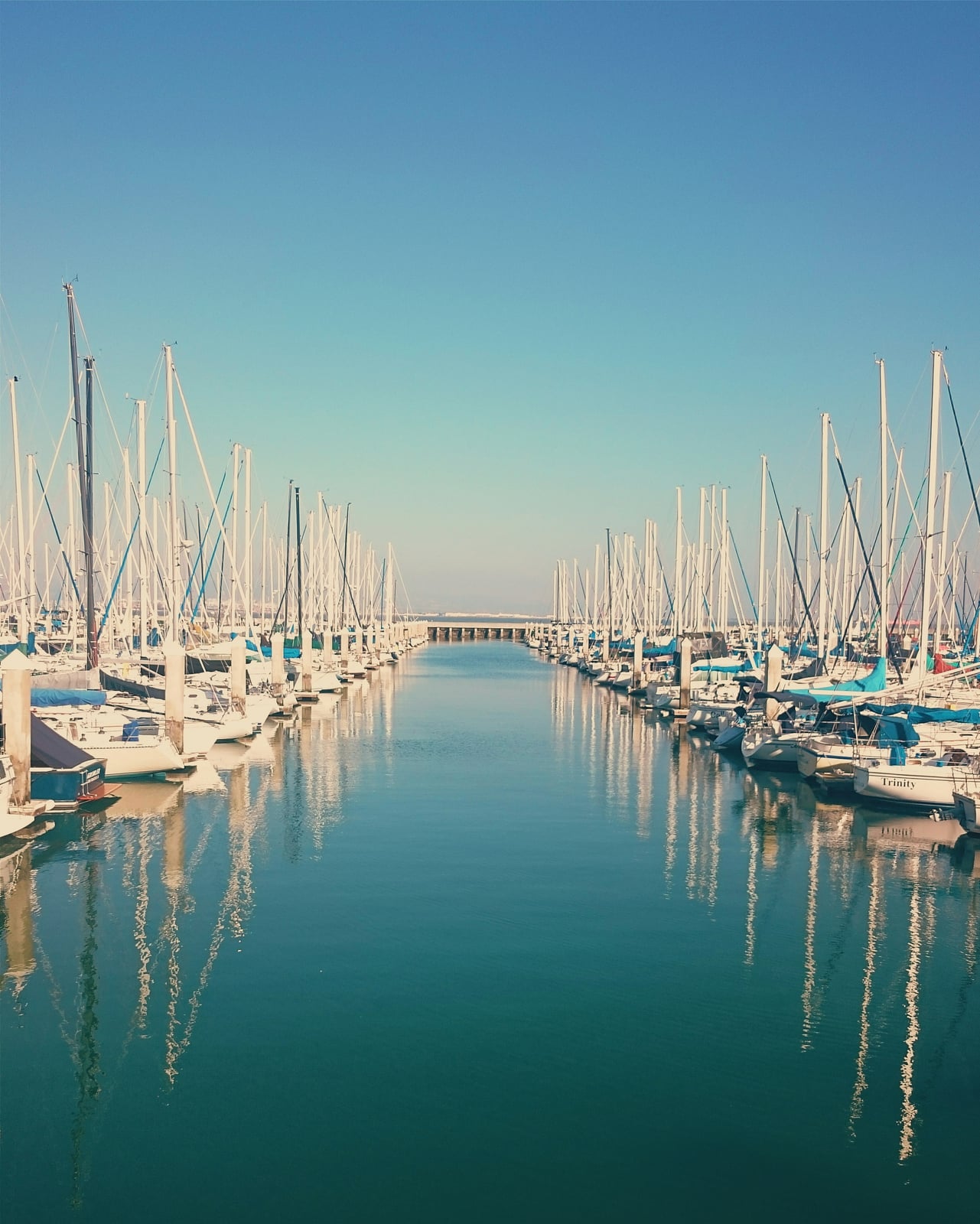 Voiliers amarrés dans un port paisible